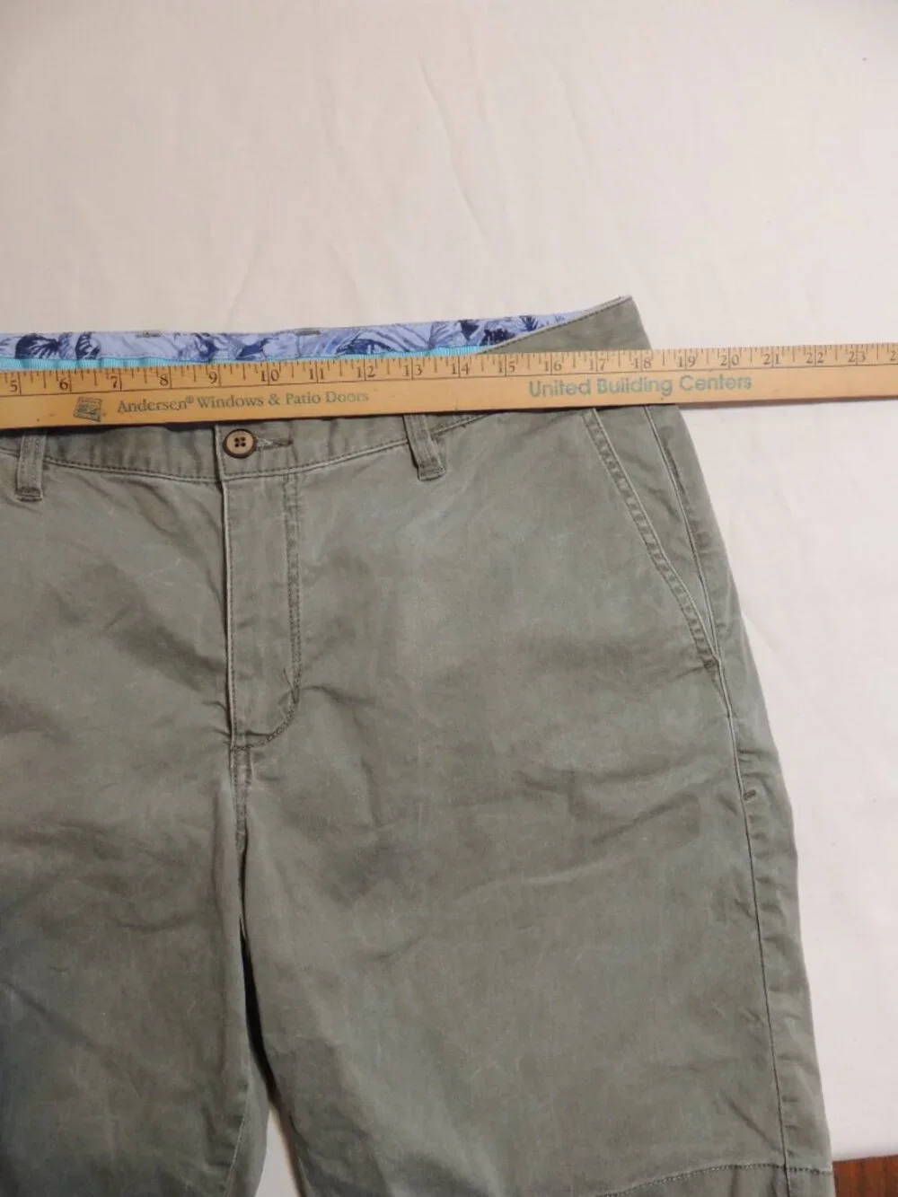 Tommy Bahama Shorts Men Size 35 Gray Pockets Casual Outdoor BBQ Cooking Shorts